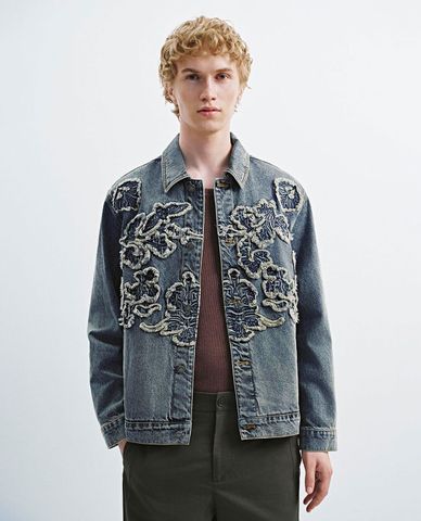  URBAN REVIVO - Áo khoác denim nam tay dài thêu hoa văn nổi 