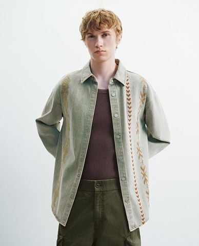  URBAN REVIVO - Áo khoác denim nam tay dài phối họa tiết 