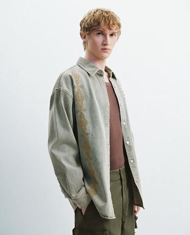  URBAN REVIVO - Áo khoác denim nam tay dài phối họa tiết 