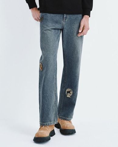  URBAN REVIVO - Quần jeans nam ống đứng họa tiết patch đính nổi 