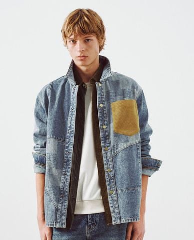  URBAN REVIVO - Áo sơ mi denim nam cổ bẻ phối nút 