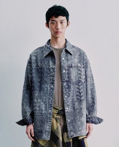  URBAN REVIVO - Áo khoác denim nam tay dài họa tiết bandana 