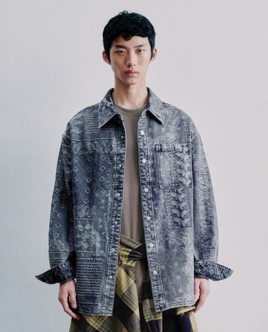  URBAN REVIVO - Áo khoác denim nam tay dài họa tiết bandana 