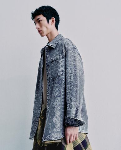  URBAN REVIVO - Áo khoác denim nam tay dài họa tiết bandana 