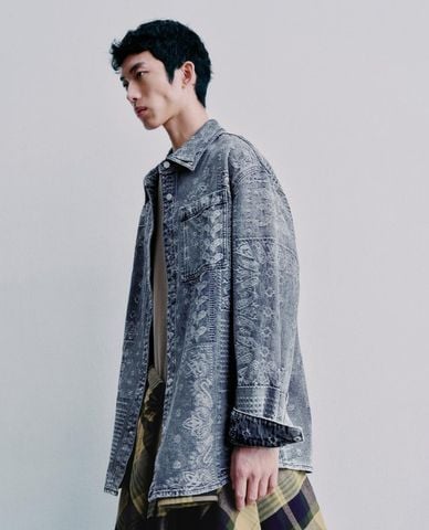  URBAN REVIVO - Áo khoác denim nam tay dài họa tiết bandana 