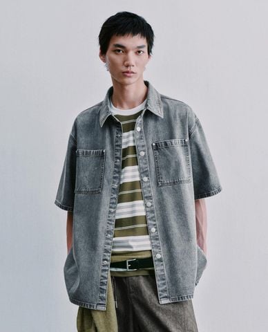  URBAN REVIVO - Áo sơ mi denim nam cổ bẻ tay dài phối túi 