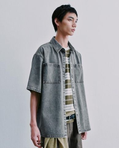  URBAN REVIVO - Áo sơ mi denim nam cổ bẻ tay dài phối túi 