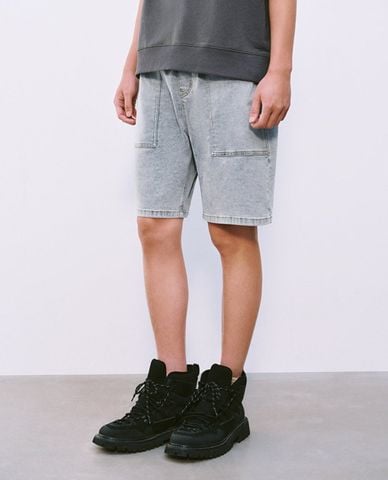  URBAN REVIVO - Quần short jeans nam lưng thun 