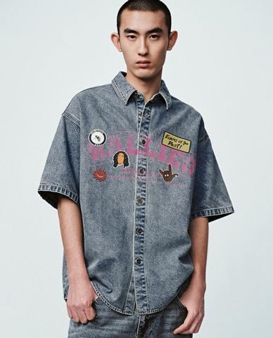  URBAN REVIVO - Áo sơ mi denim nam tay ngắn in họa tiết 
