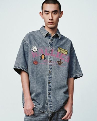  URBAN REVIVO - Áo sơ mi denim nam tay ngắn in họa tiết 