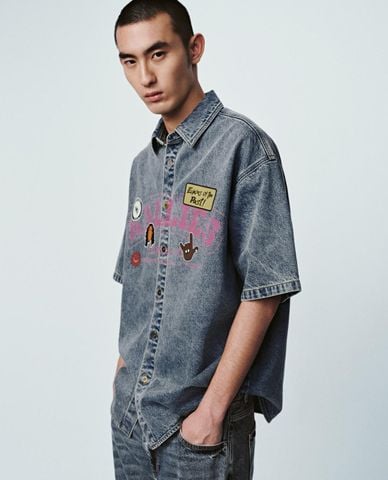  URBAN REVIVO - Áo sơ mi denim nam tay ngắn in họa tiết 