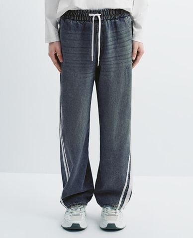  URBAN REVIVO - Quần jeans nam ống rộng lưng thun phối sọc 