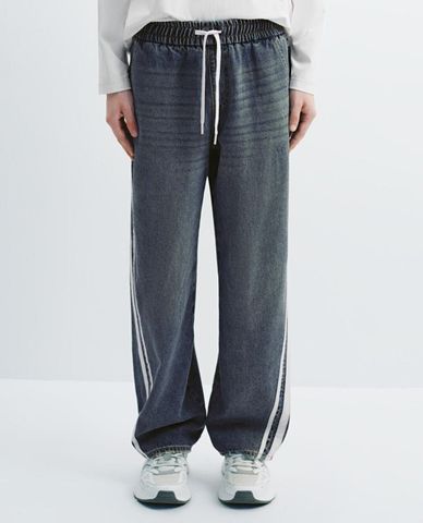  URBAN REVIVO - Quần jeans nam ống rộng lưng thun phối sọc 