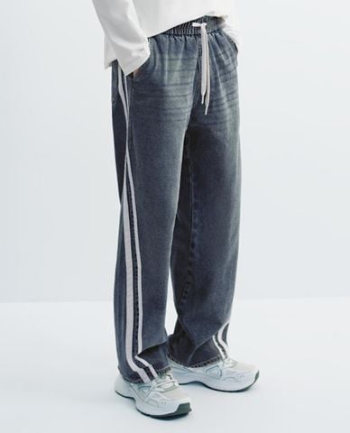  URBAN REVIVO - Quần jeans nam ống rộng lưng thun phối sọc 