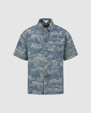  URBAN REVIVO - Áo sơ mi denim nam cổ bẻ tay ngắn họa tiết chữ 
