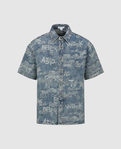  URBAN REVIVO - Áo sơ mi denim nam cổ bẻ tay ngắn họa tiết chữ 