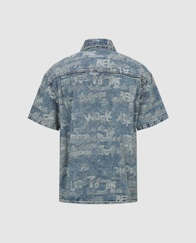  URBAN REVIVO - Áo sơ mi denim nam cổ bẻ tay ngắn họa tiết chữ 