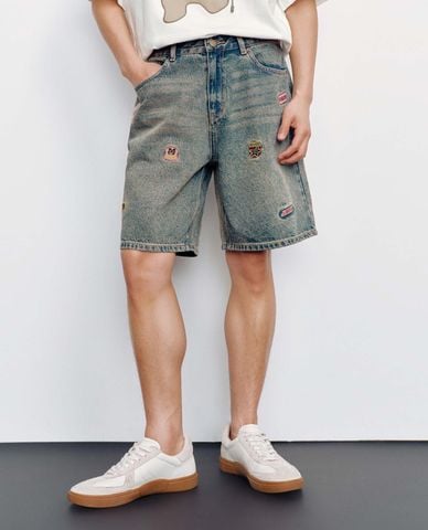  URBAN REVIVO - Quần short jeans nam wash bạc đính stickers 