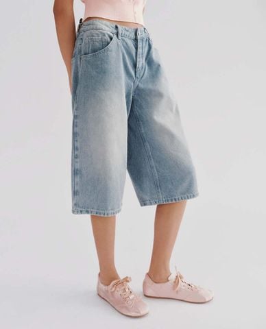  URBAN REVIVO - Quần short jeans nữ ống rộng wash bạc 