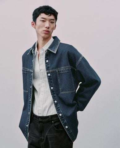  URBAN REVIVO - Áo sơ mi denim nam cổ bẻ tay dài phối nút 