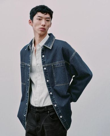  URBAN REVIVO - Áo sơ mi denim nam cổ bẻ tay dài phối nút 