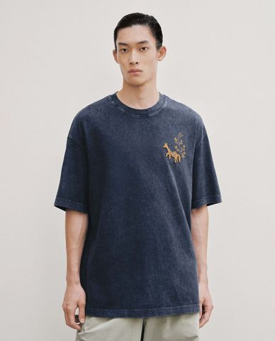  URBAN REVIVO - Áo thun nam cổ tròn tay ngắn thêu hươu 