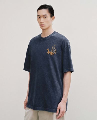  URBAN REVIVO - Áo thun nam cổ tròn tay ngắn thêu hươu 