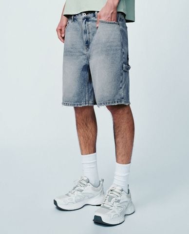  URBAN REVIVO - Quần short jeans nam wash bạc 