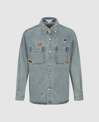  URBAN REVIVO - Áo sơ mi denim nam tay dài họa tiết stickers 
