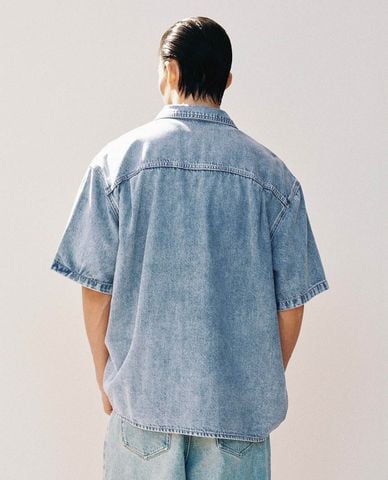  URBAN REVIVO - Áo sơ mi denim nam tay ngắn wash bạc 