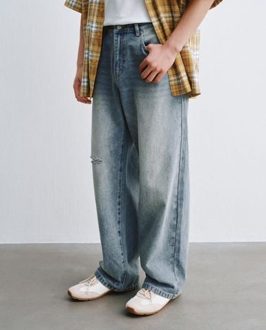  URBAN REVIVO - Quần jeans nam ống rộng wash bạc rách gối 