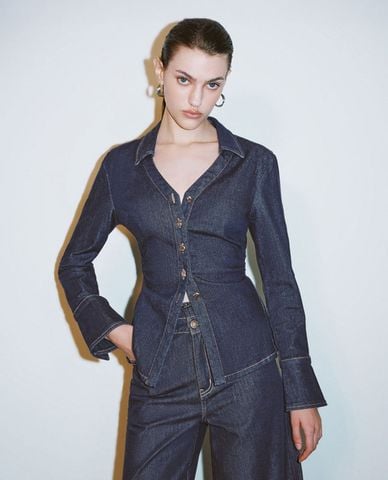  URBAN REVIVO - Áo sơ mi denim nữ cổ bẻ tay loe 