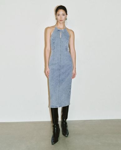  URBAN REVIVO - Đầm denim midi cổ yếm phối nơ 