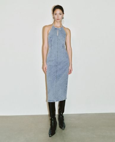  URBAN REVIVO - Đầm denim midi cổ yếm phối nơ 