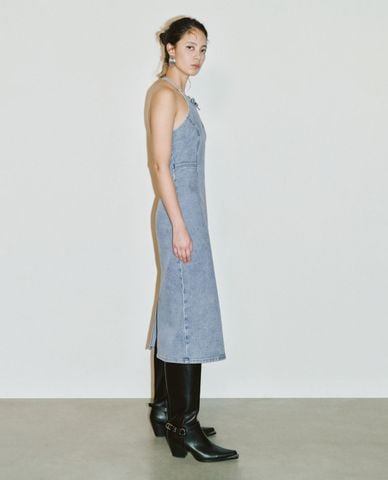  URBAN REVIVO - Đầm denim midi cổ yếm phối nơ 