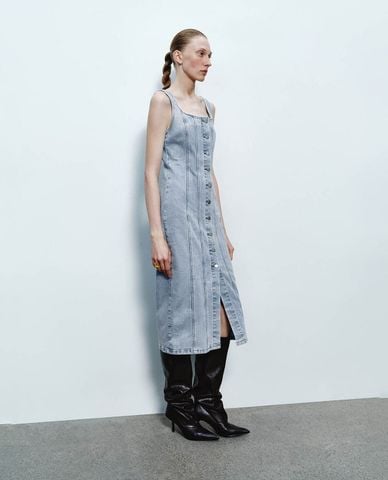  URBAN REVIVO - Đầm denim hai dây midi Button Up 