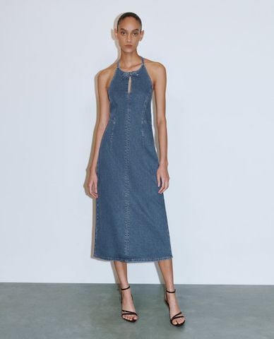  URBAN REVIVO - Đầm denim midi cổ yếm 