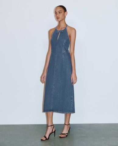  URBAN REVIVO - Đầm denim midi cổ yếm 