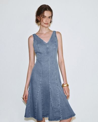  URBAN REVIVO - Đầm denim sát nách cổ V hiện đại 