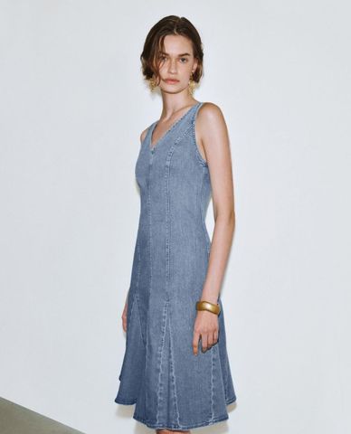  URBAN REVIVO - Đầm denim sát nách cổ V hiện đại 