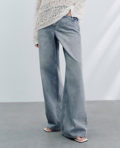  URBAN REVIVO - Quần jeans nữ ống rộng phối nút bấm tròn 