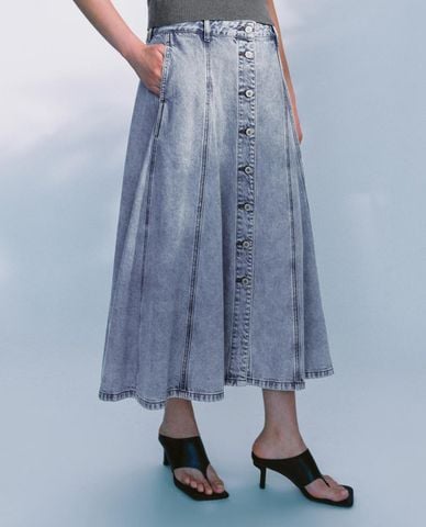  URBAN REVIVO - Chân váy denim midi phối hàng nút kim loại 