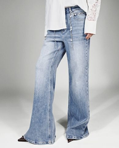  URBAN REVIVO - Quần jeans nữ ống loe wash bạc 