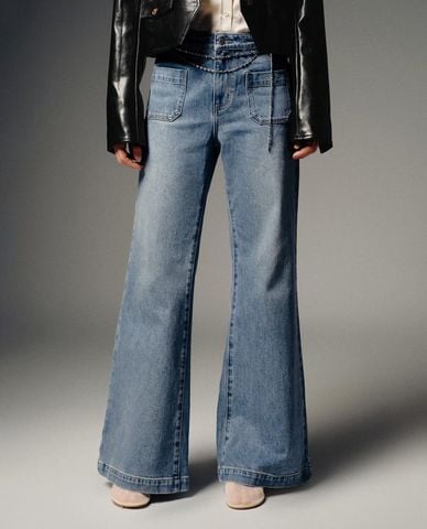  URBAN REVIVO - Quần jeans nữ ống loe túi đắp phối dây xích 