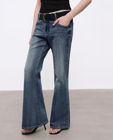  URBAN REVIVO - Quần jeans nữ ống loe kèm thắt lưng 