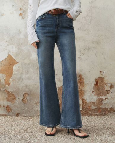  URBAN REVIVO - Quần jeans nữ ống loe phối thắt lưng 