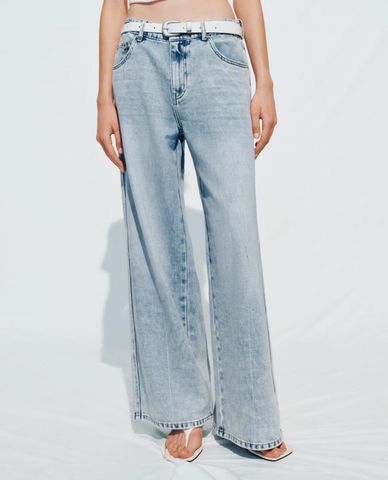  URBAN REVIVO - Quần jeans nữ ống rộng phối thắt lưng 