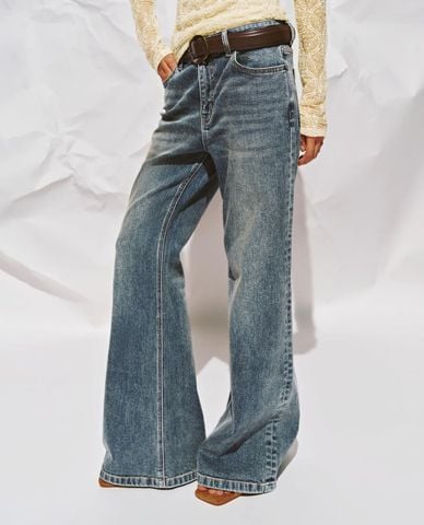  URBAN REVIVO - Quần jeans nữ ống loe wash bạc 