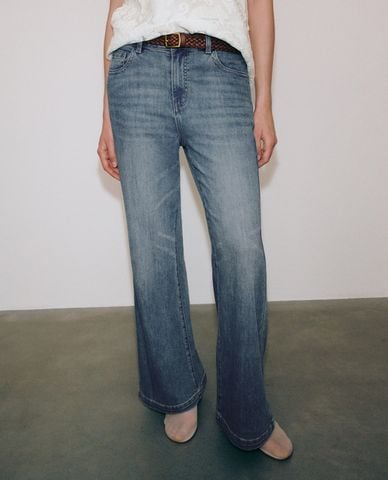  URBAN REVIVO - Quần jeans nữ ống loe kèm thắt lưng 