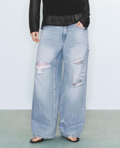  URBAN REVIVO - Quần jeans nữ ống rộng wash bạc rách gối 